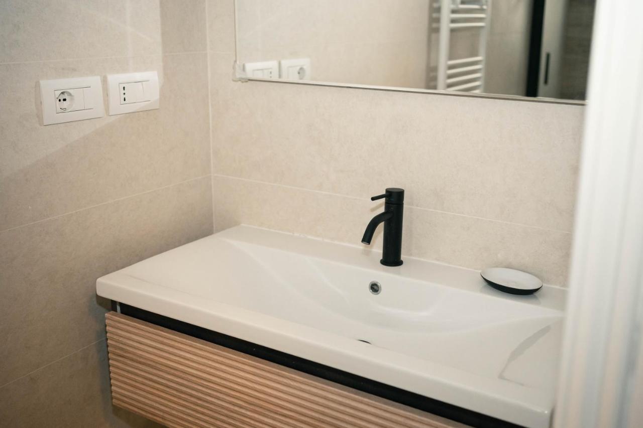 Black Marble - Design Apartment Bari Bagian luar foto