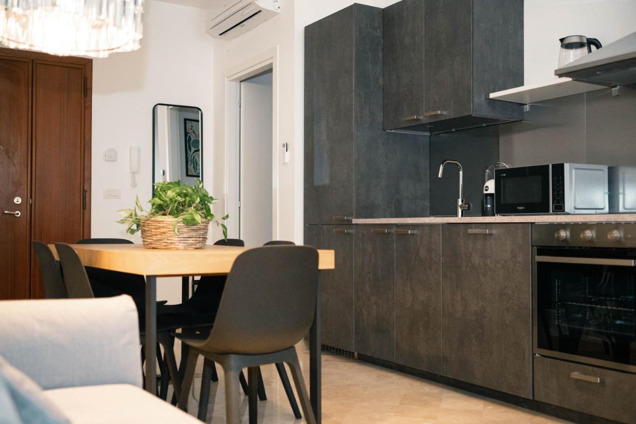 Black Marble - Design Apartment Bari Bagian luar foto