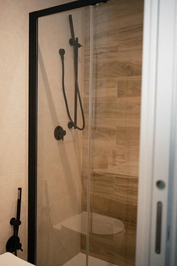 Black Marble - Design Apartment Bari Bagian luar foto