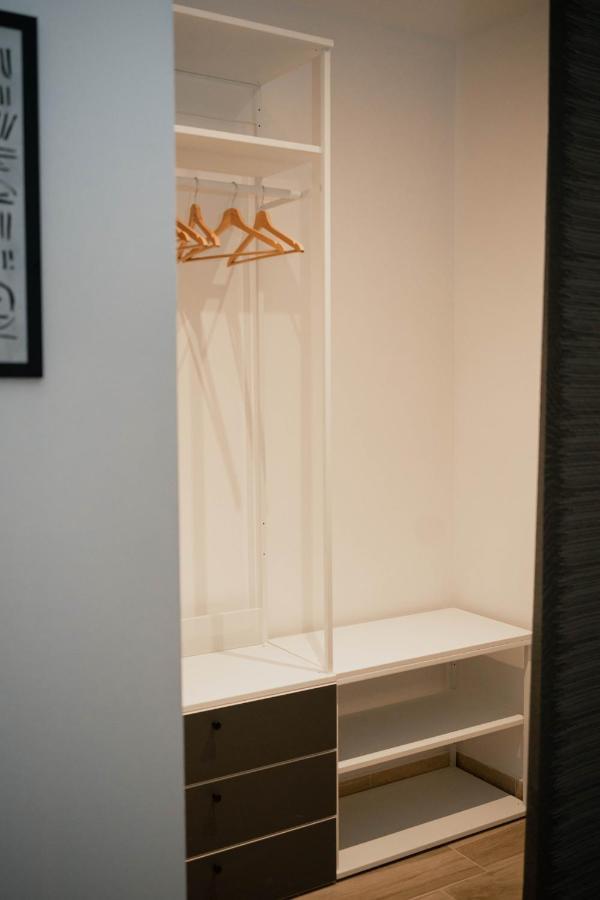 Black Marble - Design Apartment Bari Bagian luar foto