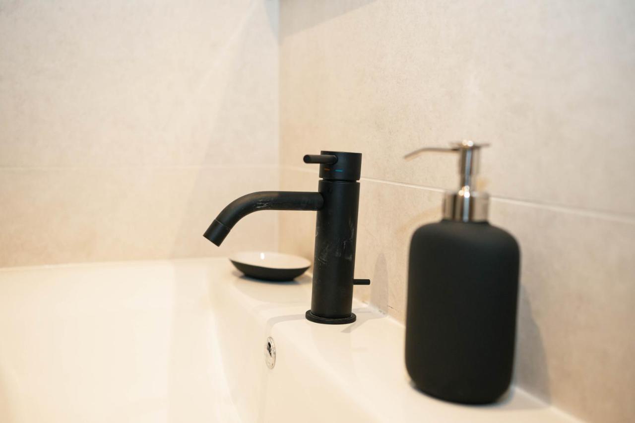 Black Marble - Design Apartment Bari Bagian luar foto